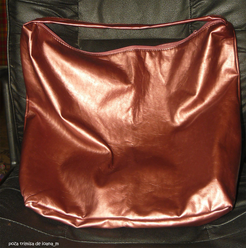Geanta de culoarea cuprului, cadou la revista InStyle de Septembrie 2009